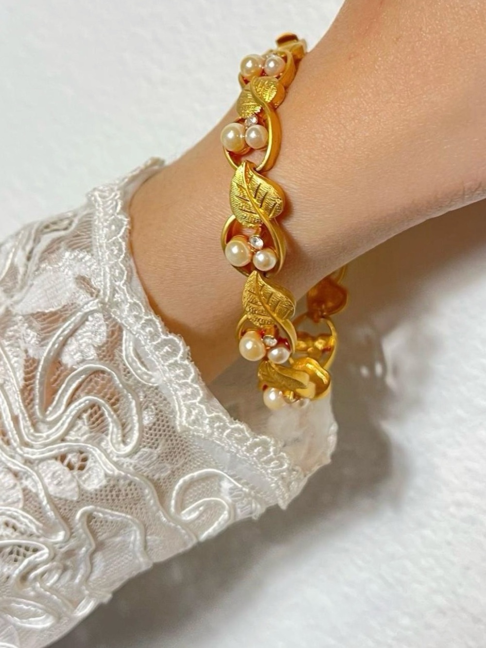 Vintage Leaves bracelet Gold Plated White Faux Pearl